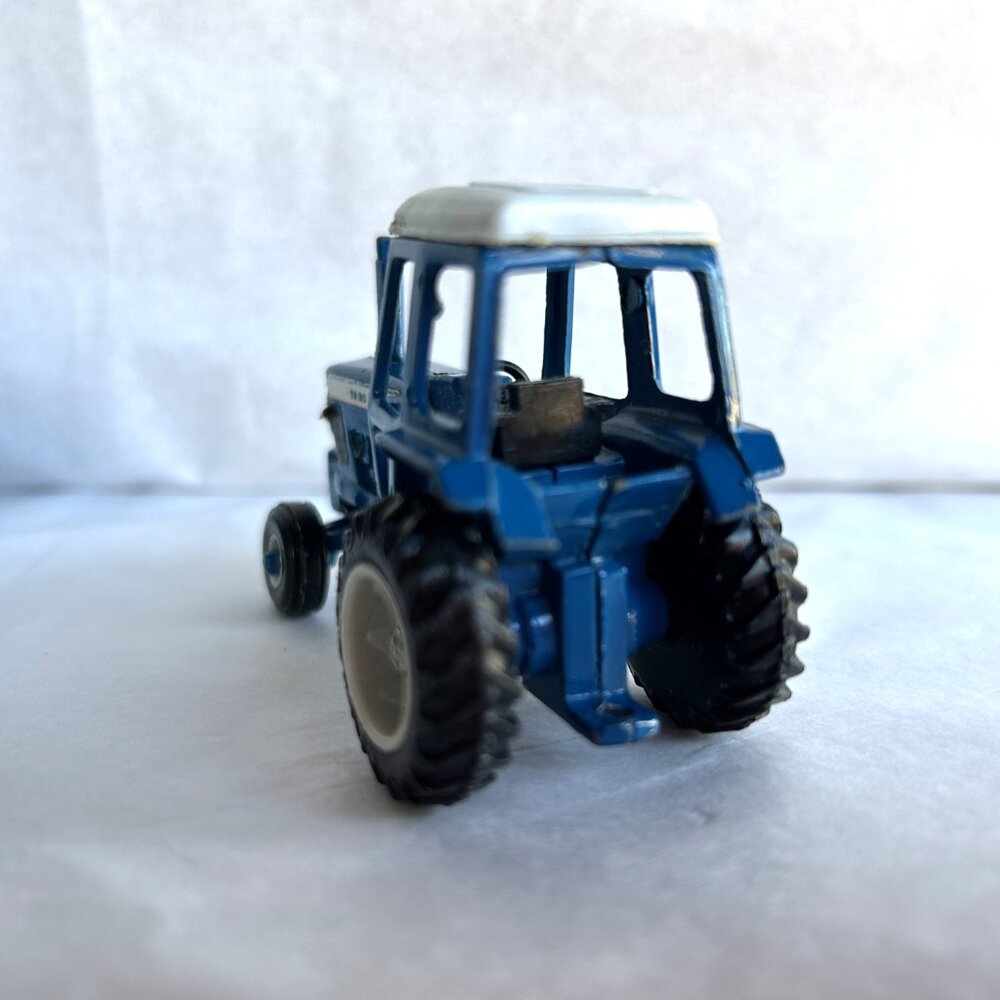 Ertl Farm Machinery Play Set with Extra Tractor and Barge Wagon - Picture 10 of 16